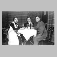 071-0092 Fraeulein Gerda, Martha Klimach und Nachbar Kahlau 1936 im kleinen Restaurant in der -Gruenen Laube-.JPG